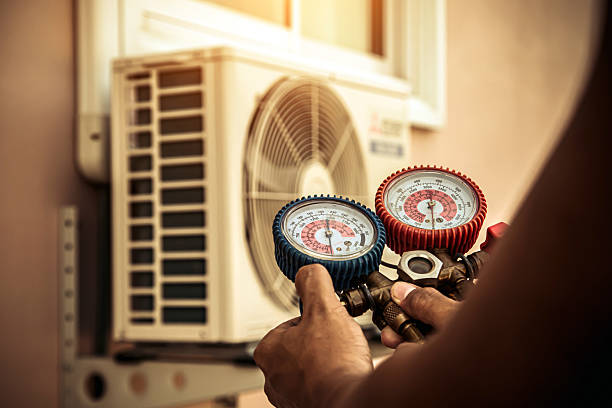 Professional Ductwork Repair technician working in Oakford, IN